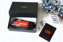 Load image into Gallery viewer, ARTISAN&amp;ARTIST × PENTAX コラボ カメラストラップ｜廃盤・レアモデル｜箱・タグ付き美品✨
