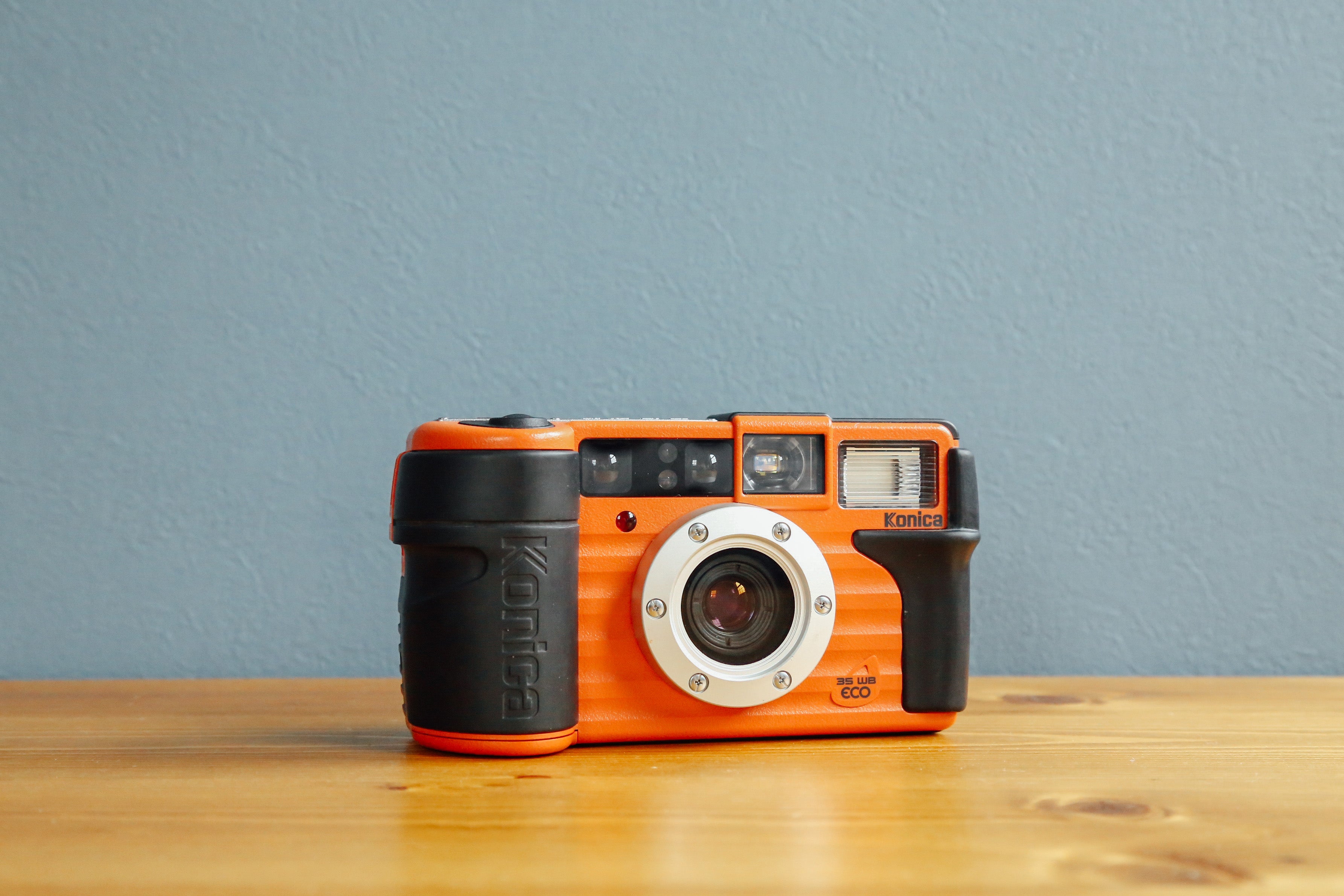 完動品◎コニカ 現場監督 28 WB ECO オレンジ フィルムカメラ #641