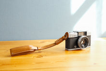 Load image into Gallery viewer, Leather hand strap natural oak
