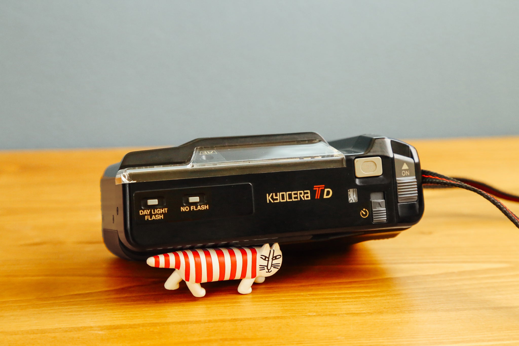 公式 京セラTD。ツメ有り。2CR5が2本付き フィルムカメラ - test 