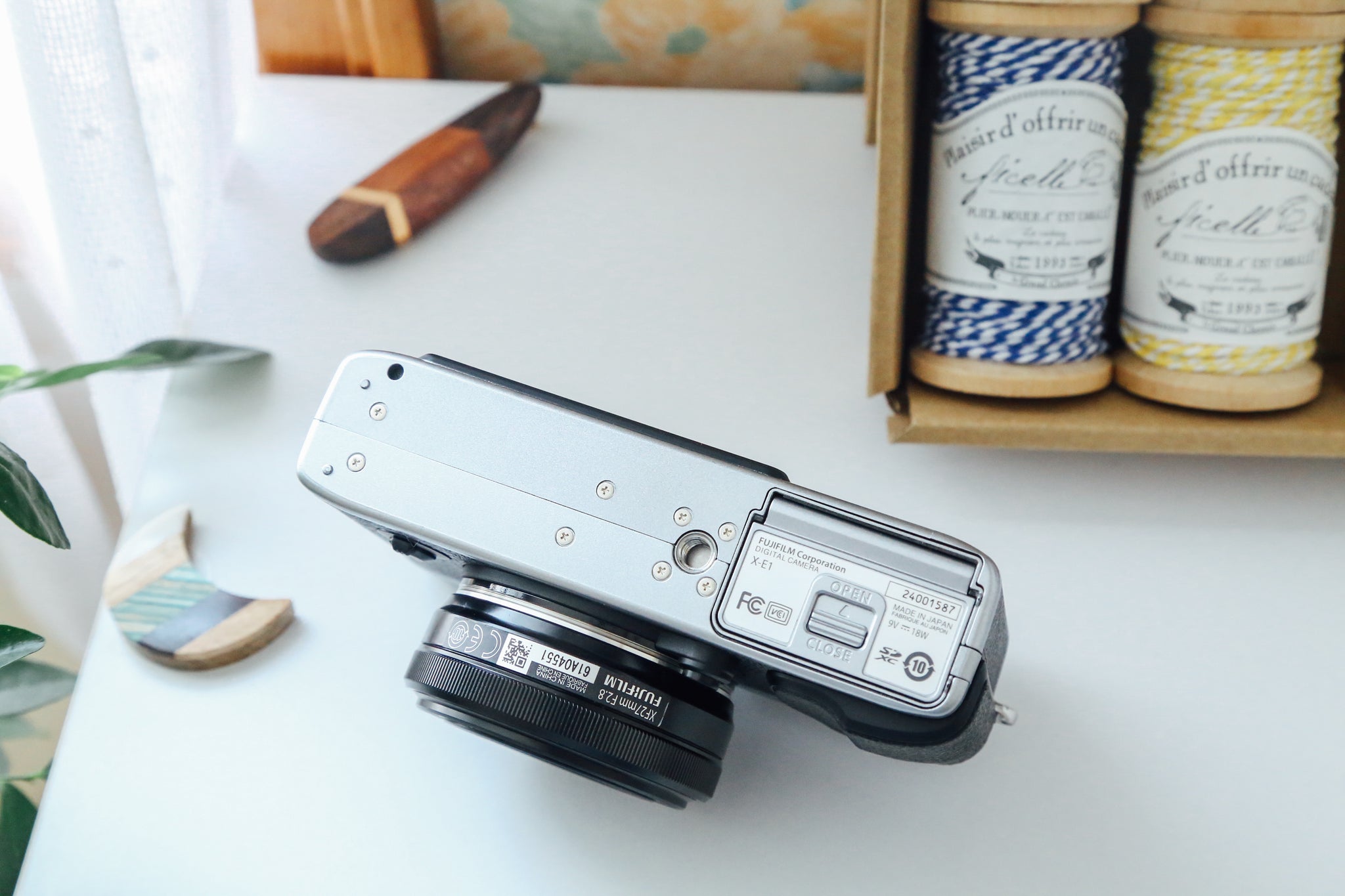 店舗良い FUJIFILM 薄型パンケーキレンズ付き🥞【美品❗️】【完動品 XE-1 デジタルカメラ